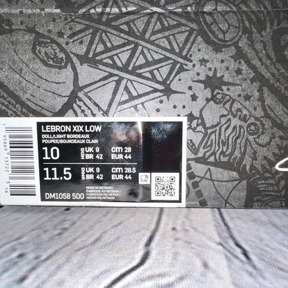 Nike Lebron XIX low size 10 in used condition comes as pictured. - Picture 3 of 9